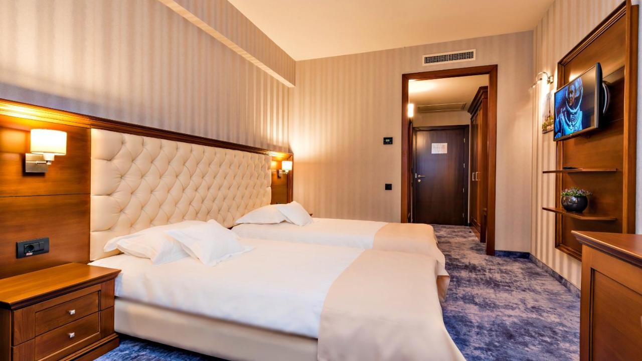 Briliant Hotel Cluj-Napoca Esterno foto