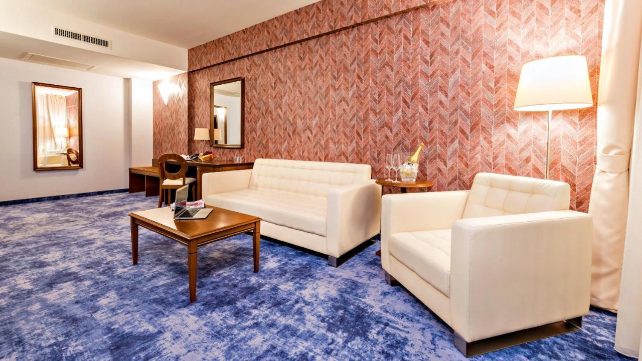 Briliant Hotel Cluj-Napoca Esterno foto