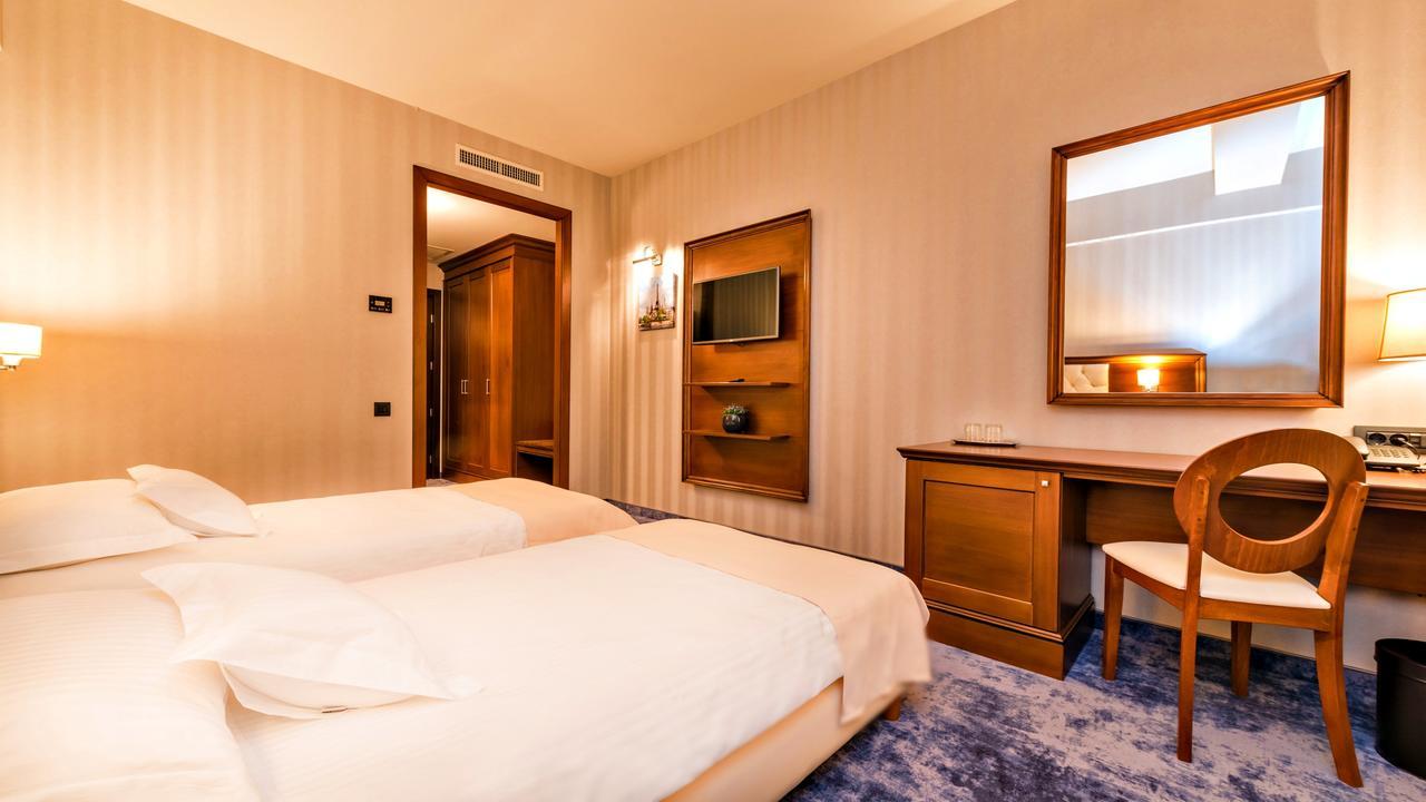 Briliant Hotel Cluj-Napoca Esterno foto